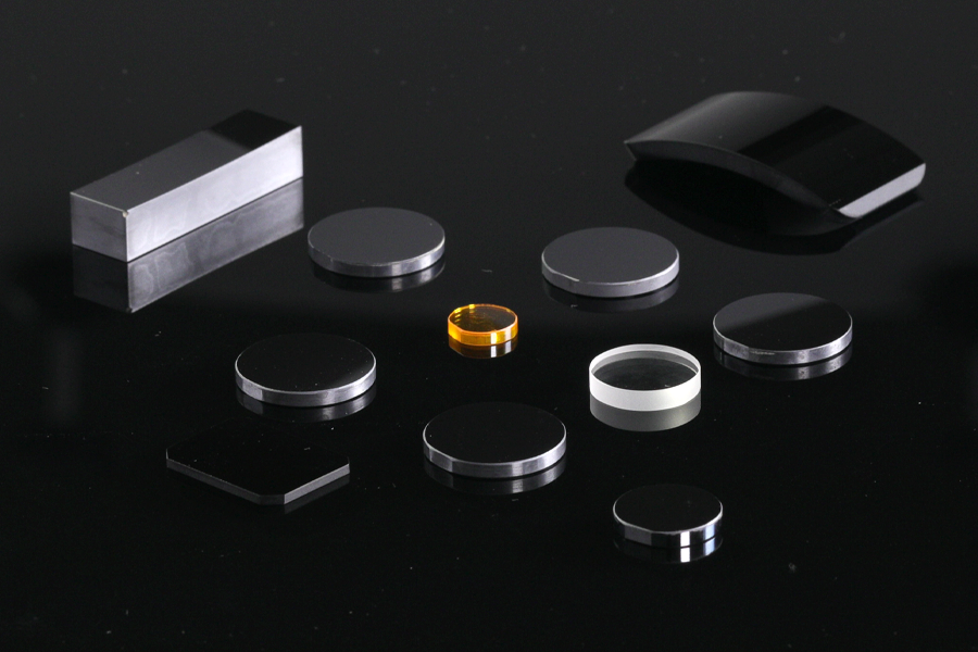 Crystal cylindrical lens